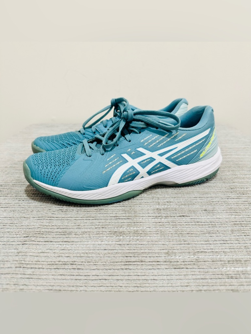 ASICS Women's Solution Swift FlyteFoam Court Tennis Shoes, 10,5 GRIS Blue/White